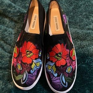Steve Madden embroidered 9 NBW. Amazing colors!